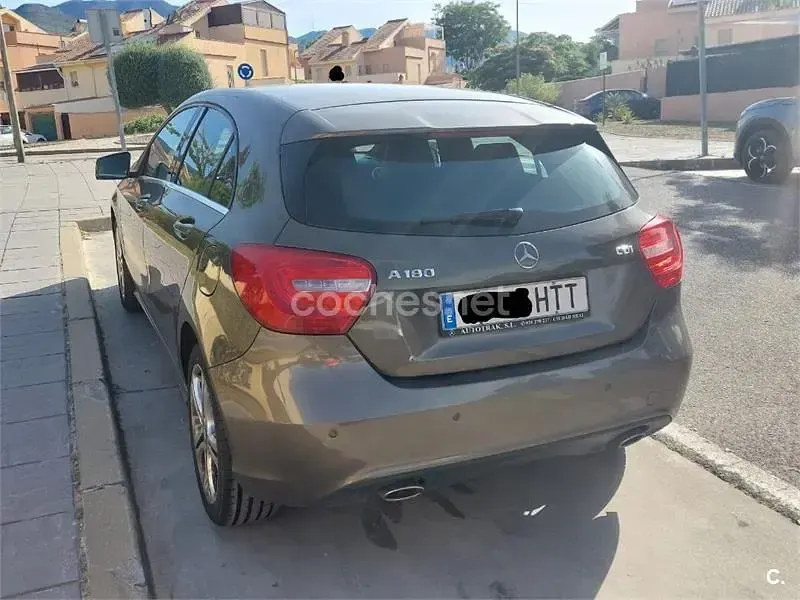 Usado Mercedes A180 Urban 109 CV (80 kW) 2013 Beige Berlina