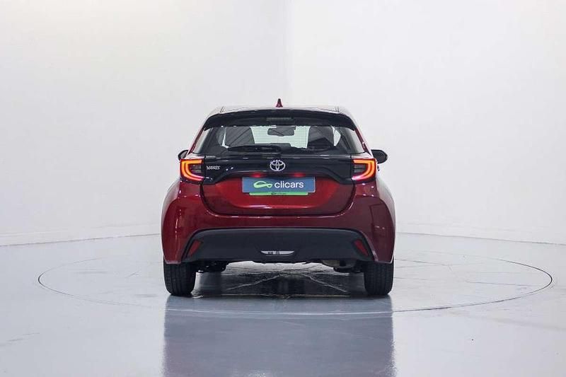 Usado Toyota Yaris Edition 125 CV (91 kW) 2021 Rojo Utilitario