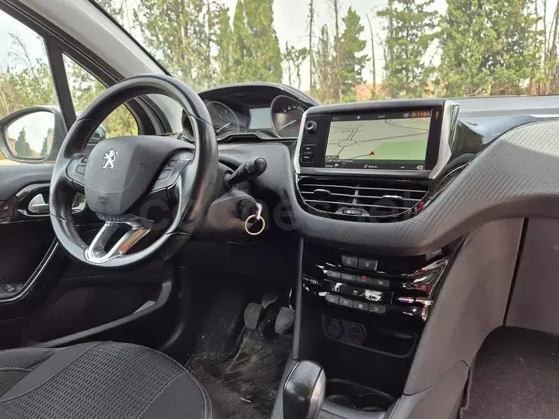 Usado Peugeot 208 Allure 82 CV (60 kW) 2018 Gris / plata Utilitario