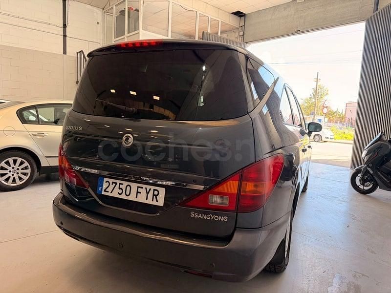 Usado Ssangyong (KGM) Rodius Limited 165 CV (121 kW) 2008 Azul Monovolumen