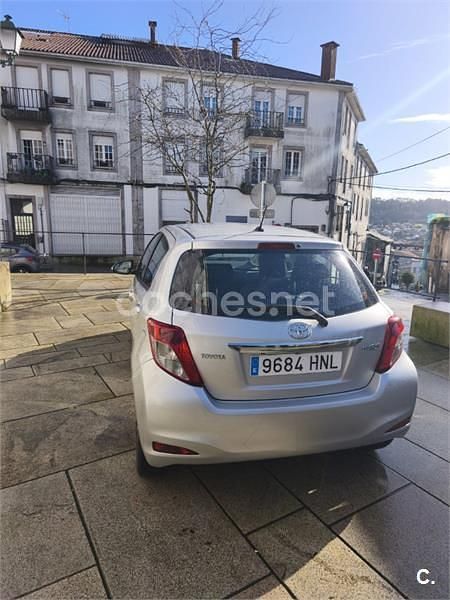 Usado Toyota Yaris City 90 CV (66 kW) 2013 Gris / plata Utilitario