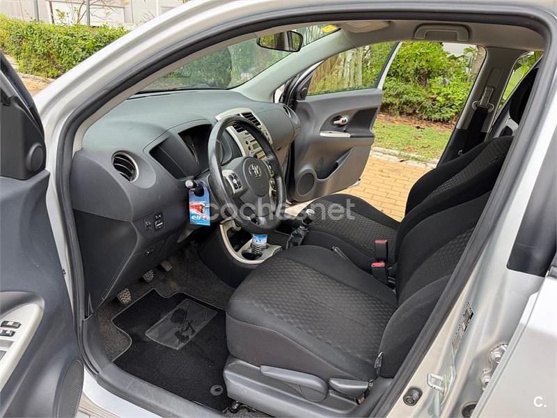 Usado Toyota Urban Cruiser Live 100 CV (73 kW) 2009 Gris / plata Utilitario