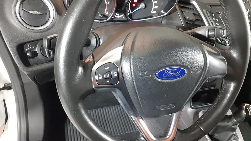 Usado Ford Fiesta Trend 86 CV (63 kW) 2019 Blanco Utilitario
