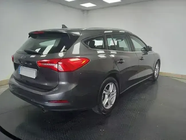 Usado Ford Focus Trend 125 CV (91 kW) 2019 Gris Familiar