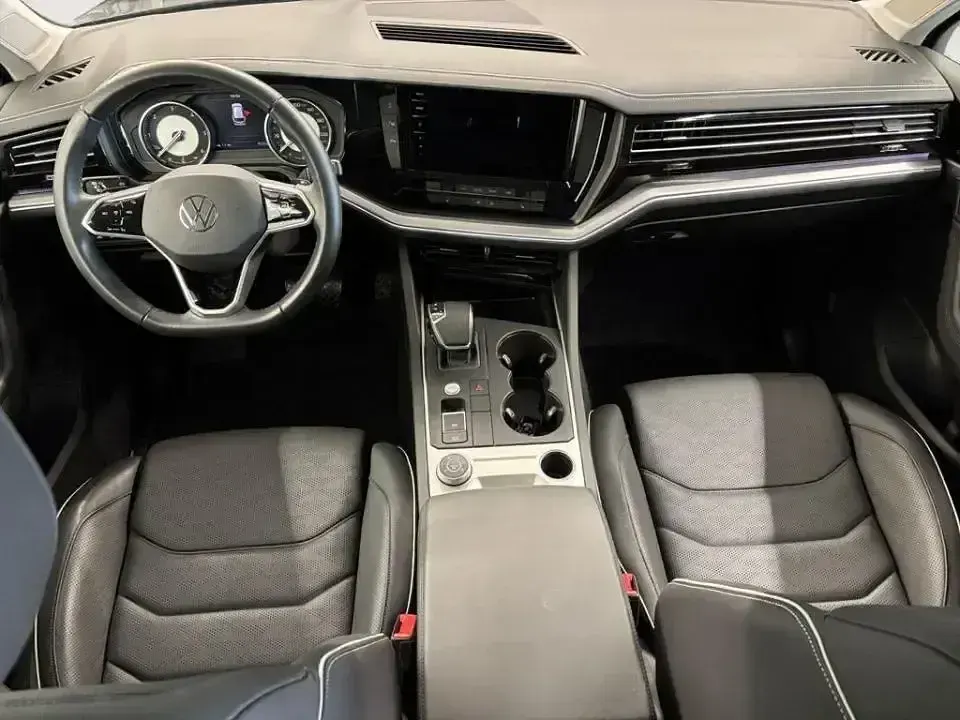 Usado VW Touareg Elegance 231 CV (169 kW) 2023 Gris / plata SUV