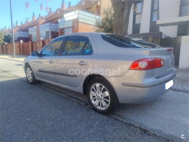 Usado Renault Laguna II Dynamique 130 CV (95 kW) 2006 Gris / plata Berlina