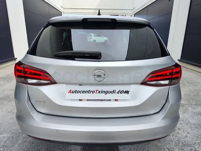 Usado Opel Astra Innovation 136 CV (100 kW) 2019 Gris / plata Familiar
