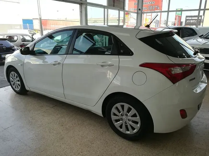 Usado Hyundai i30 100 CV (73 kW) 2016 Blanco Berlina