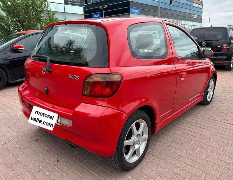 Usado Toyota Yaris Sport 105 CV (77 kW) 2003 Rojo Utilitario