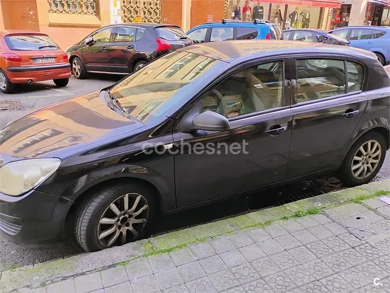Usado Opel Astra Cosmo 150 CV (110 kW) 2005 Negro Berlina