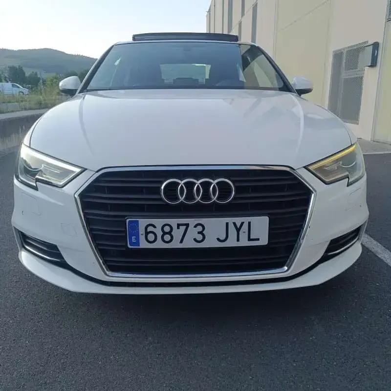 Usado Audi A3 Design 116 CV (85 kW) 2017 Plateado Utilitario