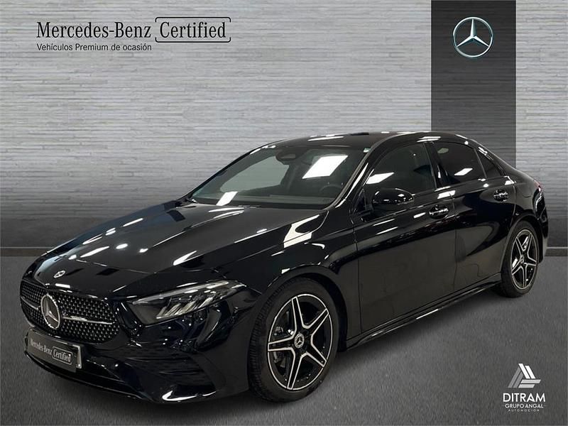 Negro Usado 2024 Mercedes A180 AMG line Berlina | 33.900 € (Un poco caro) - Imagen 1/4