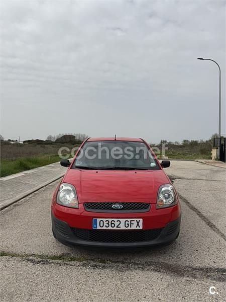 Usado Ford Fiesta Futura 68 CV (50 kW) 2008 Rojo Utilitario