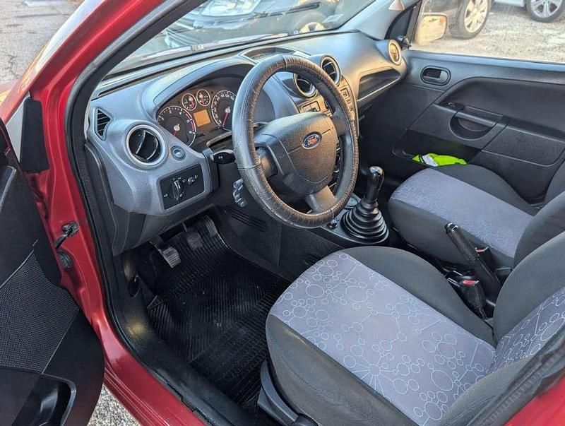 Usado Ford Fiesta Ambiente 68 CV (50 kW) 2006 Burdeos Utilitario