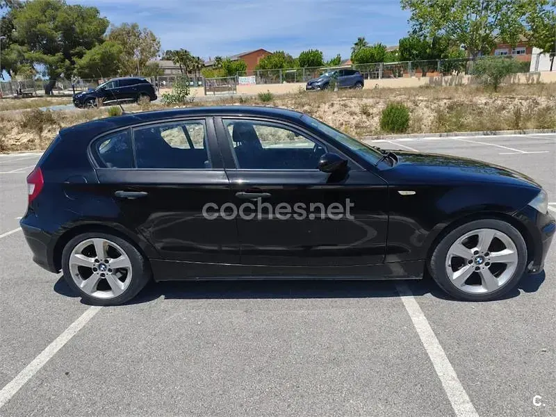 Usado BMW 118 122 CV (89 kW) 2006 Negro Utilitario