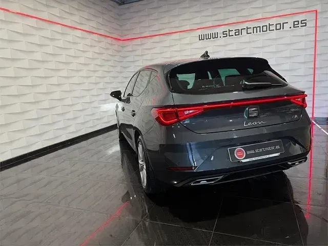 Usado Seat Leon FR 150 CV (110 kW) 2020 Gris / platagris Berlina