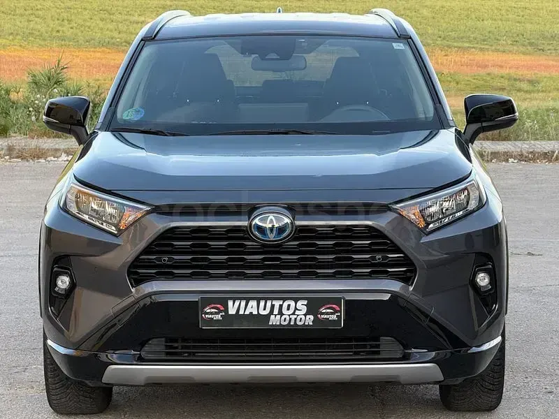 Usado Toyota RAV4 Hybrid Style 218 CV (160 kW) 2023 Gris / plata SUV