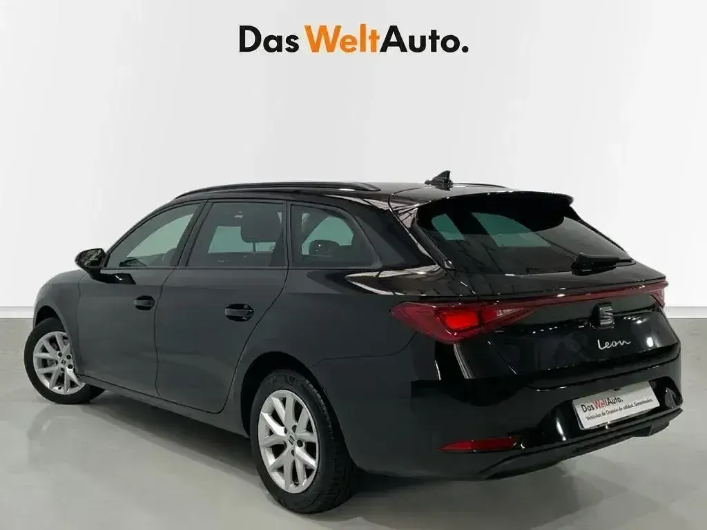 Usado Seat Leon Style 130 CV (95 kW) 2022 Negro Familiar