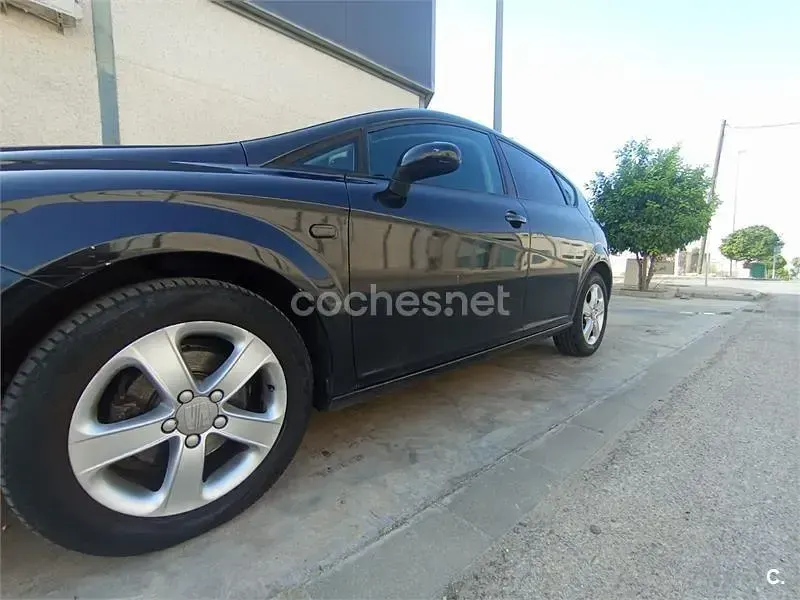 Usado Seat Leon Stylance 105 CV (77 kW) 2009 Negro Utilitario