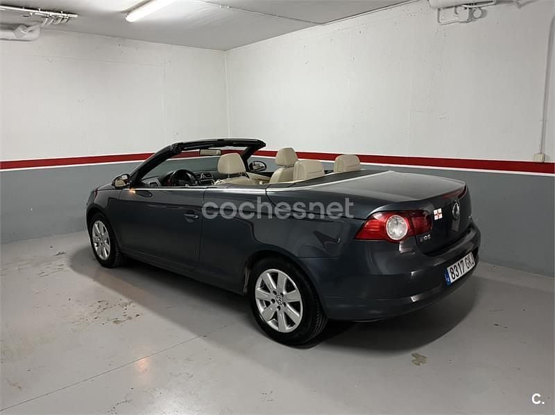 Usado VW Eos 140 CV (102 kW) 2009 Gris / plata Descapotable