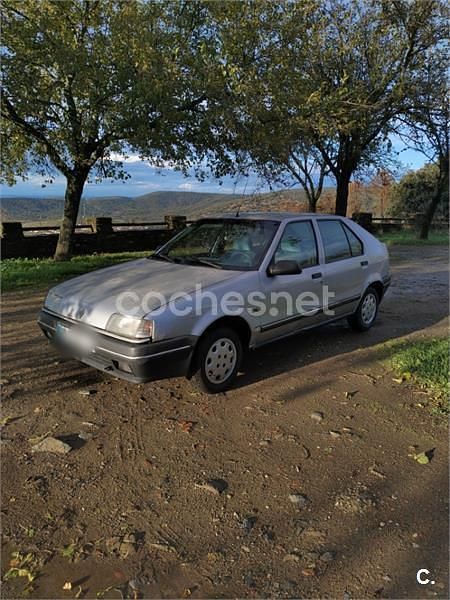 Usado Renault R9 80 CV (58 kW) 1990 Gris / plata Berlina