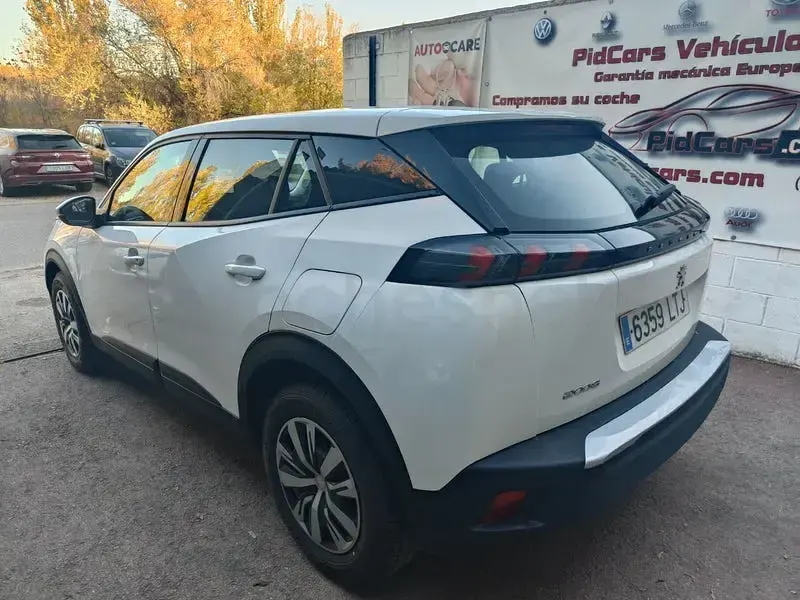Usado Peugeot 2008 Active 110 CV (80 kW) 2021 Blanco SUV