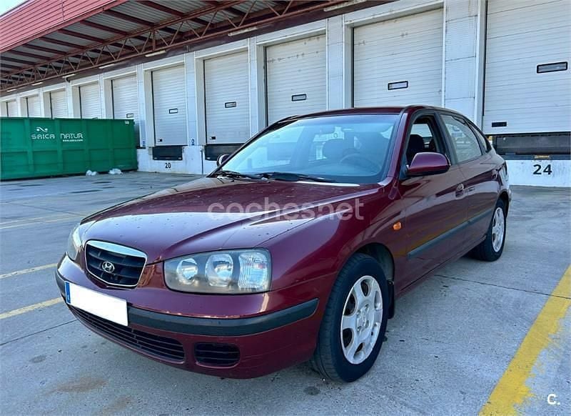 Granate Usado 2004 Hyundai Elantra Comfort Berlina | 2000 € - Imagen 1/4