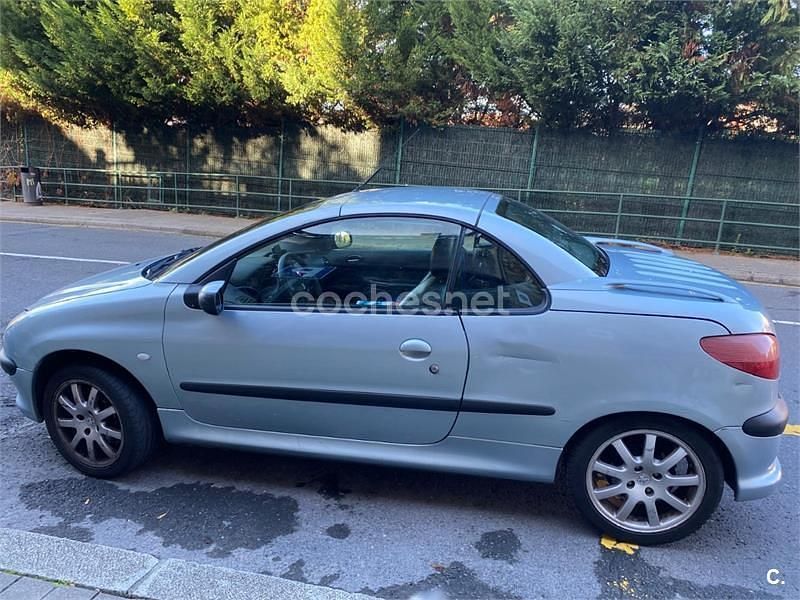 Usado Peugeot 206 110 CV (80 kW) 2001 Azul Descapotable