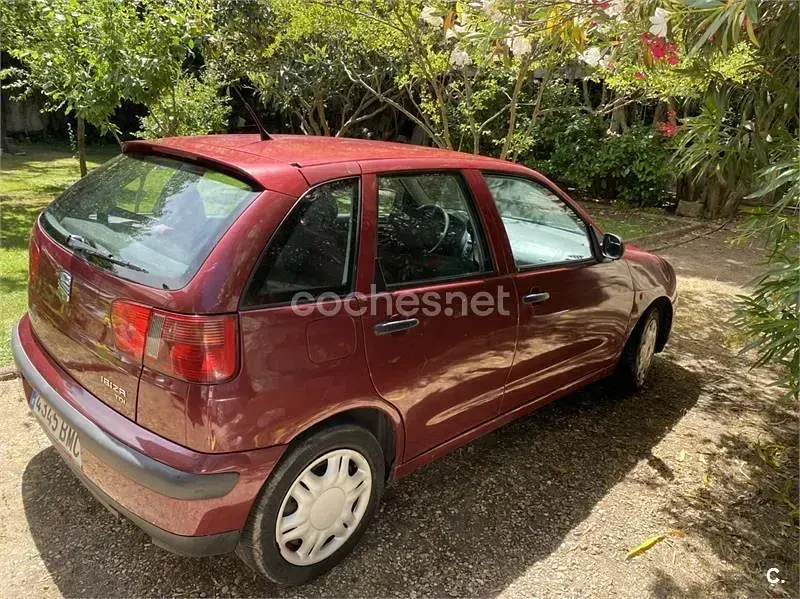 Usado Seat Ibiza Stella 90 CV (66 kW) 2001 Granate Utilitario