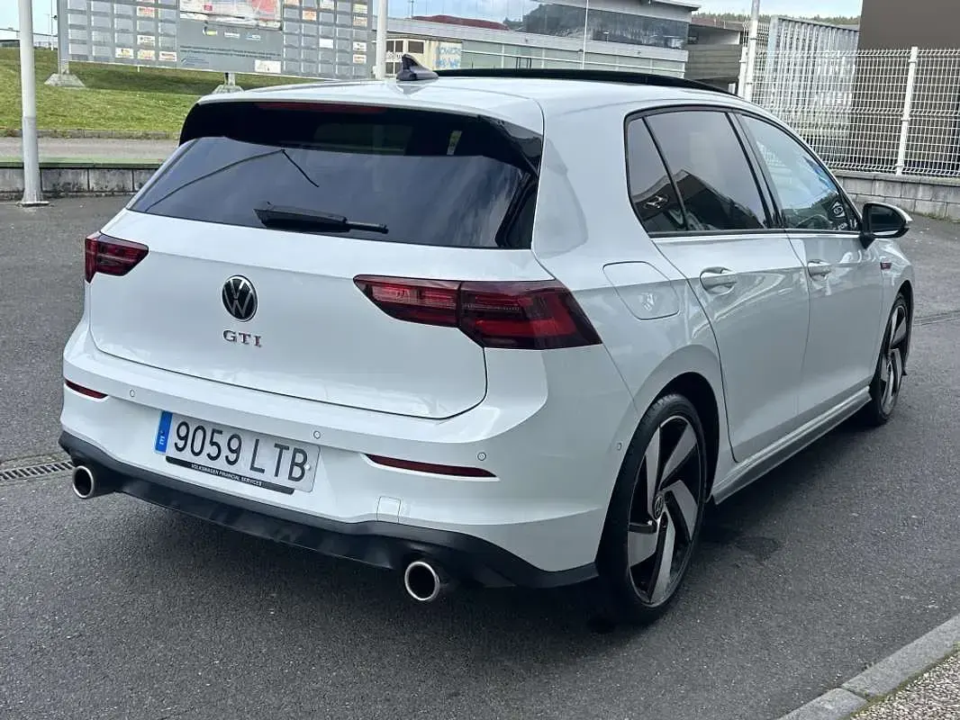 Usado VW Golf VIII GTI 245 CV (180 kW) 2021 Blanco Utilitario