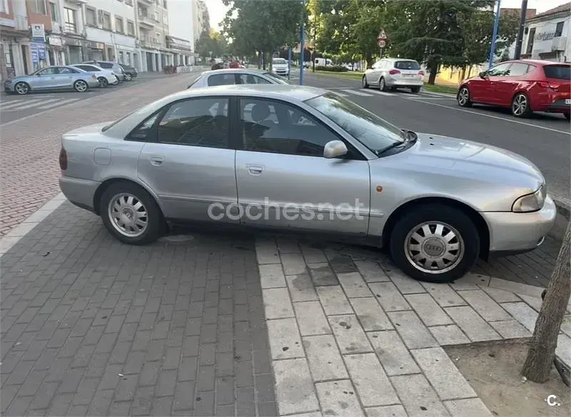 Usado Audi A4 110 CV (80 kW) 1998 Gris / plata Berlina