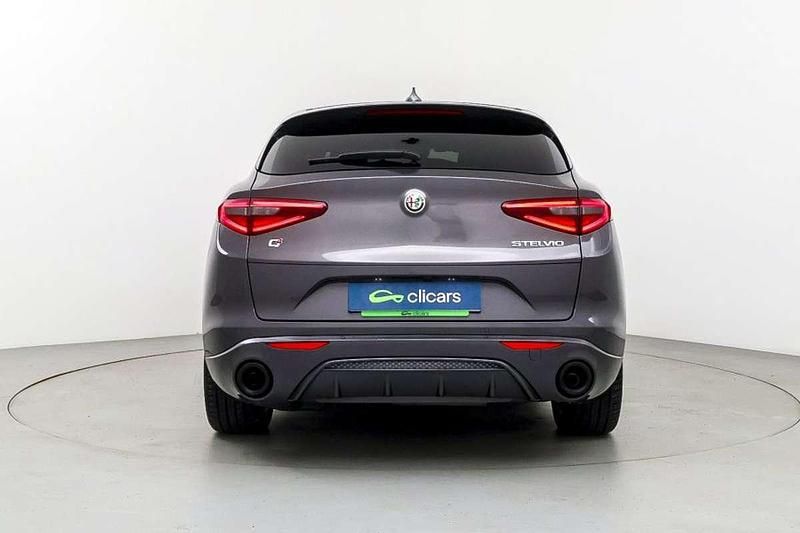 Usado Alfa Romeo Stelvio Veloce 209 CV (153 kW) 2022 Gris SUV