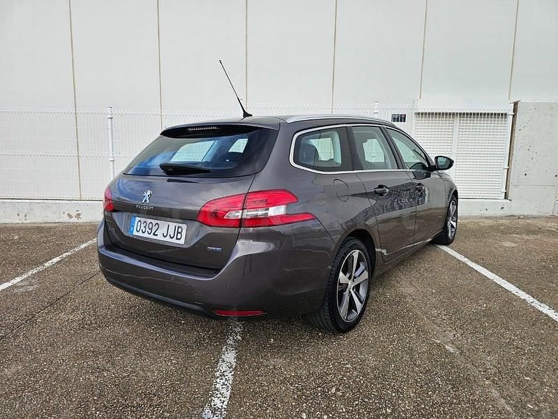 Usado Peugeot 308 SW Allure 120 CV (88 kW) 2015 Marrón Familiar