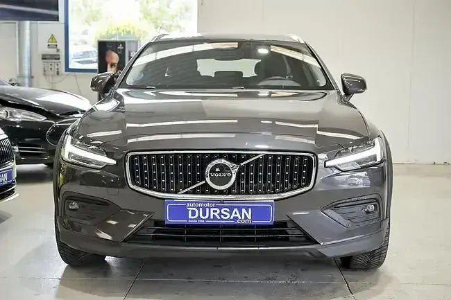 Usado Volvo V60 CC Core 197 CV (144 kW) 2024 Marrón Familiar
