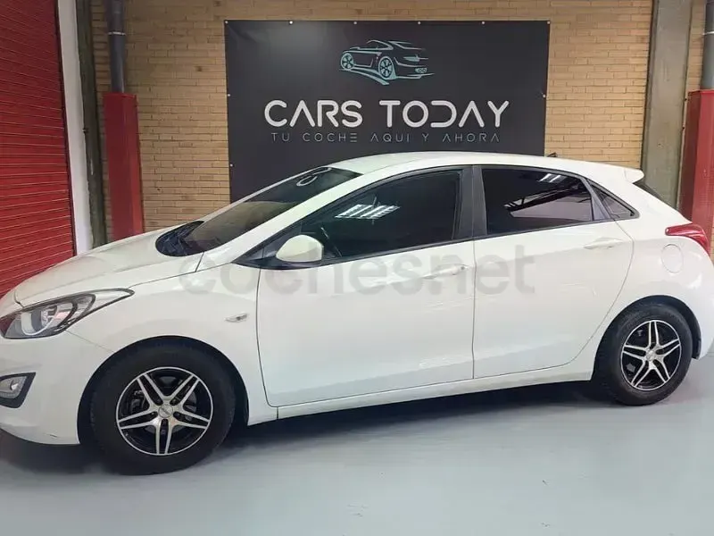 Usado Hyundai i30 100 CV (73 kW) 2014 Blanco Berlina