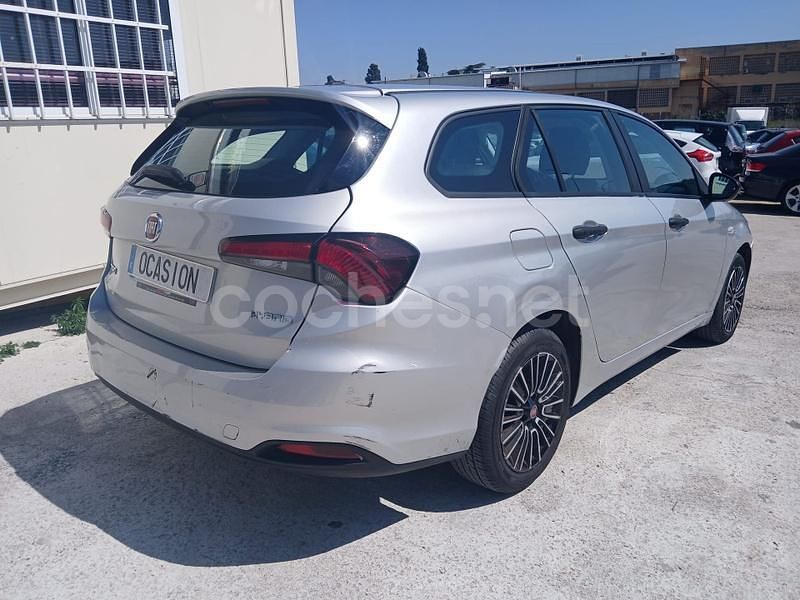 Usado Fiat Tipo Cross 130 CV (95 kW) 2022 Gris / plata Familiar