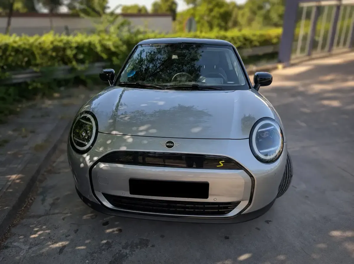 Usado Mini Cooper SE 160 kW (218 CV) 2025 Gris Utilitario