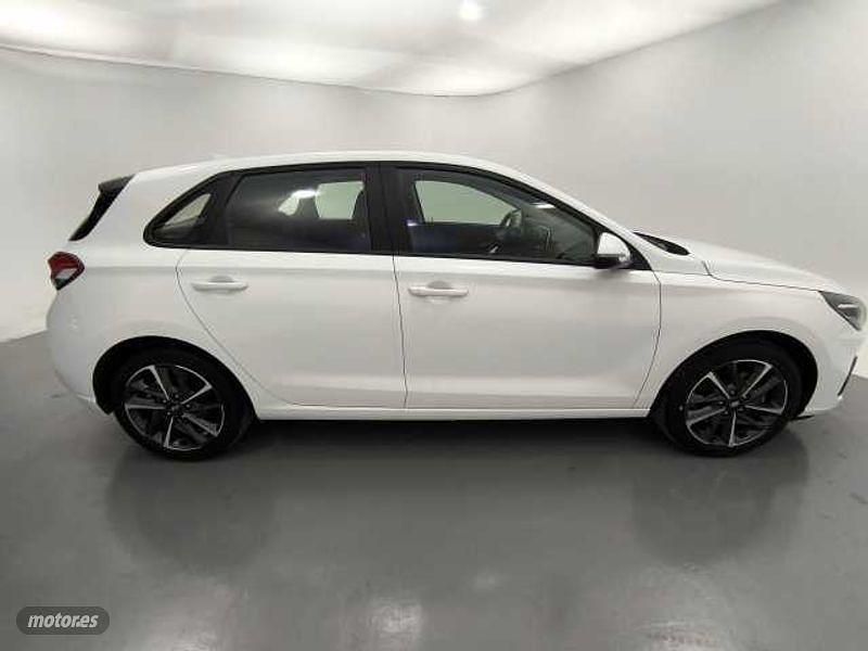 Usado Hyundai i30 109 CV (80 kW) 2024 Atlas white Berlina