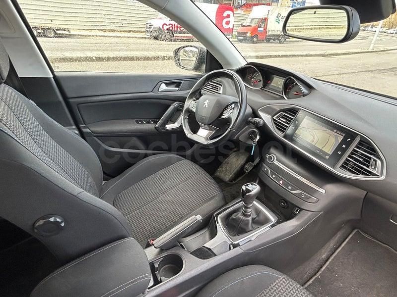 Usado Peugeot 308 Style 100 CV (73 kW) 2020 Azul Familiar