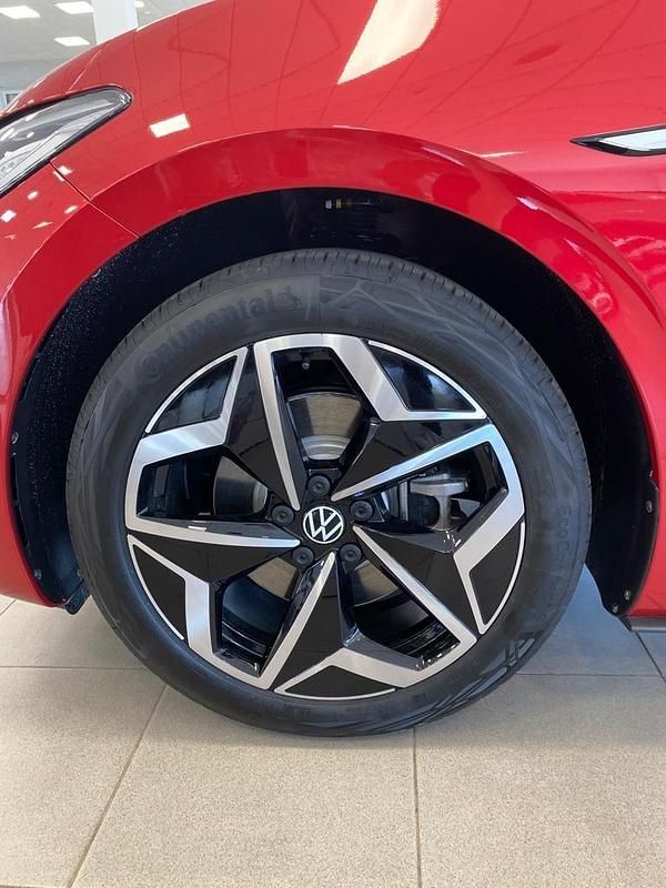 Usado VW ID.3 Pro 106 kW (145 CV) 2023 Rojo intenso metalizado con techo negro Utilitario