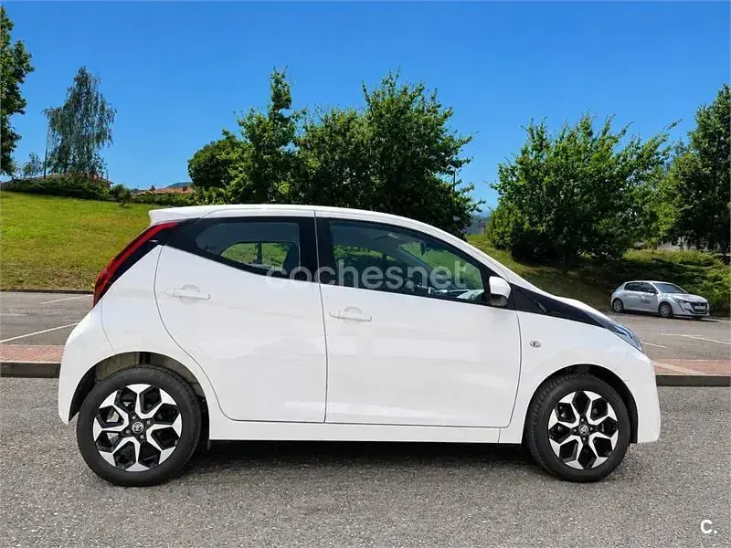 Usado Toyota Aygo X-play 69 CV (50 kW) 2019 Blanco Utilitario