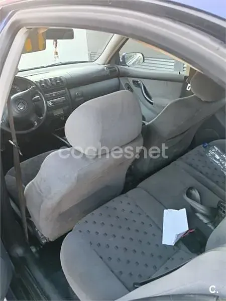 Usado Seat Toledo Stella 110 CV (80 kW) 2001 Azul Berlina