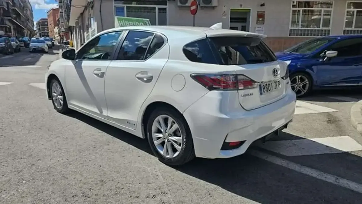 Usado Lexus CT200h 136 CV (100 kW) 2015 Blanco Utilitario