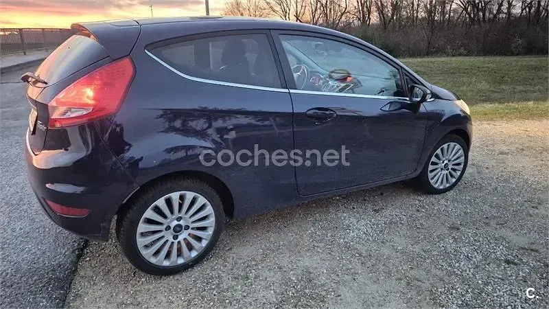 Usado Ford Fiesta Titanium 82 CV (60 kW) 2010 Azul Berlina