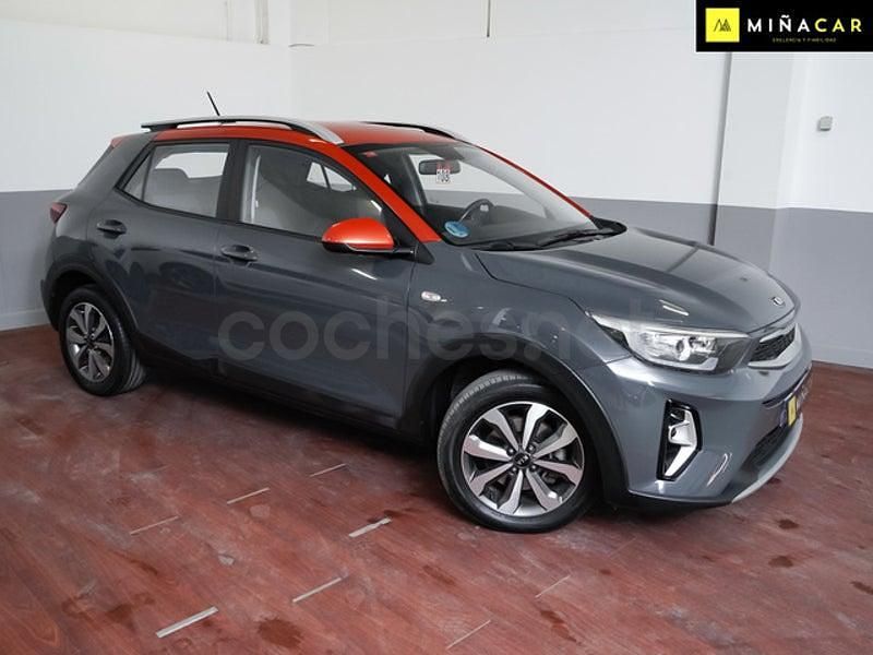 Usado Kia Stonic 100 CV (73 kW) 2021 Gris / plata SUV