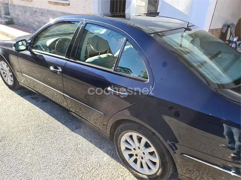 Usado Mercedes E220 Elegance 150 CV (110 kW) 2007 Azul Berlina