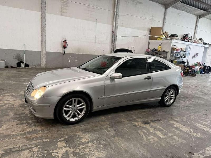 Usado Mercedes C220 143 CV (105 kW) 2002 Plateado Coupe