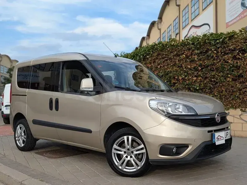 Usado Fiat Doblò Easy 90 CV (66 kW) 2016 Marrón Monovolumen