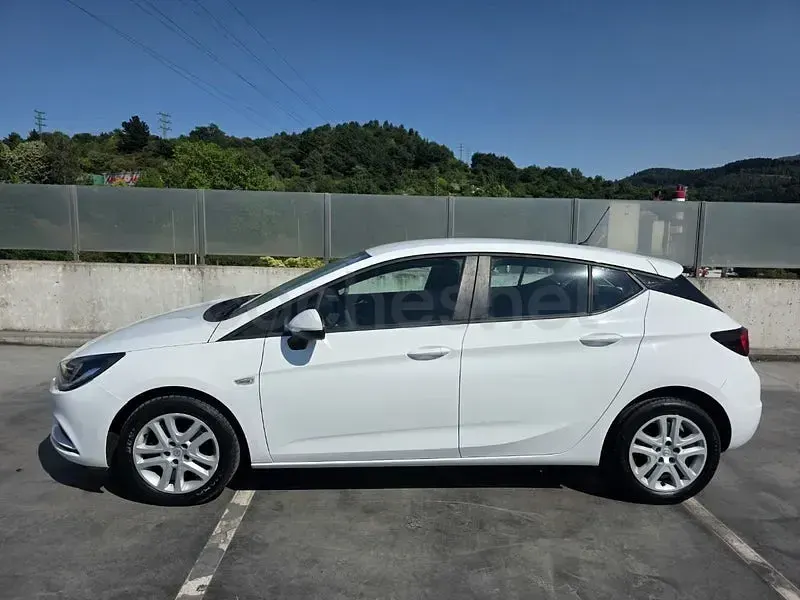Usado Opel Astra Business 110 CV (80 kW) 2017 Blanco Berlina