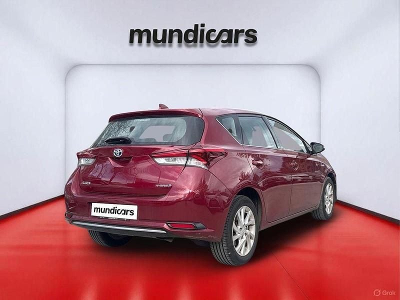 Usado Toyota Auris Hybrid Active 136 CV (100 kW) 2017 Rojo Berlina